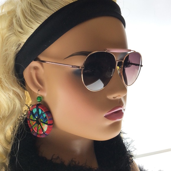 Oscar DeLa Renta Gold Aviator Frame With Pink Accent Thin Arm  Gray Tint - Picture 3 of 6